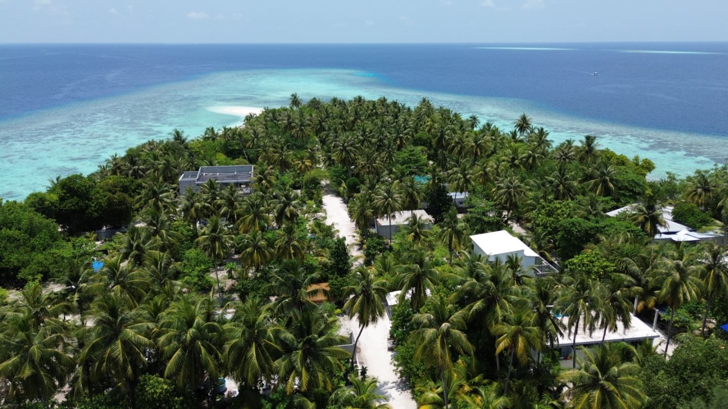 Iconic Omadhoo beach coastline and horizon